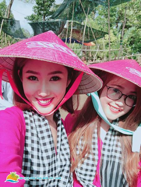 Cinema Tour &Quot;Gạo Nếp Gạo Tẻ&Quot; - Băng Di, Thúy Ngân Mặc Áo Bà Ba Đi Giao Lưu Với Khán Giả Miền Tây 10 &Quot;Ác Nữ&Quot; Băng Di Của “Gạo Nếp Gạo Tẻ” Diện Áo Bà Ba, Đội Nón Lá Mộc Mạc Khiến Khán Giả Miền Tây Thích Thú
