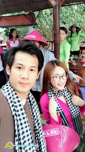 Cinema Tour &Quot;Gạo Nếp Gạo Tẻ&Quot; - Băng Di, Thúy Ngân Mặc Áo Bà Ba Đi Giao Lưu Với Khán Giả Miền Tây 12 &Quot;Ác Nữ&Quot; Băng Di Của “Gạo Nếp Gạo Tẻ” Diện Áo Bà Ba, Đội Nón Lá Mộc Mạc Khiến Khán Giả Miền Tây Thích Thú