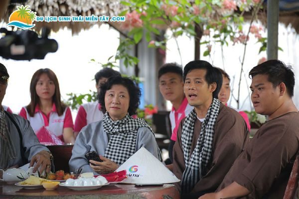 Cinema Tour &Quot;Gạo Nếp Gạo Tẻ&Quot; - Băng Di, Thúy Ngân Mặc Áo Bà Ba Đi Giao Lưu Với Khán Giả Miền Tây 13 &Quot;Ác Nữ&Quot; Băng Di Của “Gạo Nếp Gạo Tẻ” Diện Áo Bà Ba, Đội Nón Lá Mộc Mạc Khiến Khán Giả Miền Tây Thích Thú