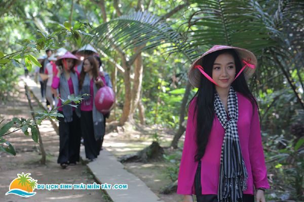 Cinema Tour &Quot;Gạo Nếp Gạo Tẻ&Quot; - Băng Di, Thúy Ngân Mặc Áo Bà Ba Đi Giao Lưu Với Khán Giả Miền Tây 7 &Quot;Ác Nữ&Quot; Băng Di Của “Gạo Nếp Gạo Tẻ” Diện Áo Bà Ba, Đội Nón Lá Mộc Mạc Khiến Khán Giả Miền Tây Thích Thú