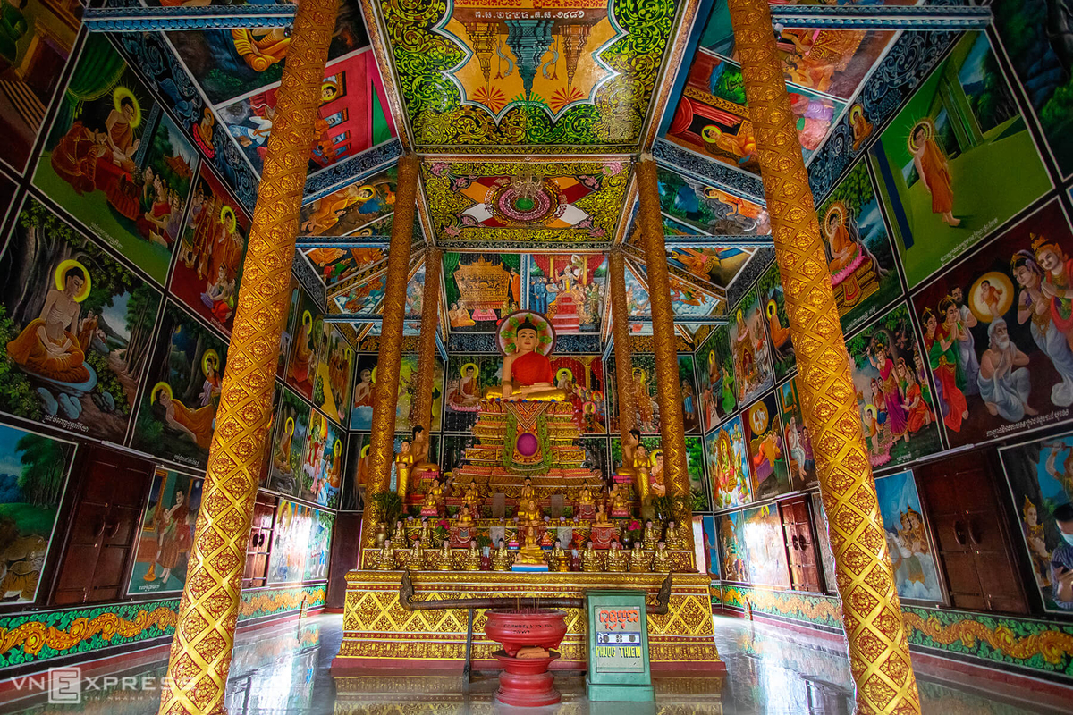  Không gian bên trong chánh điện được trang trí nhiều bích họa, phù điêu kể về cuộc đời đức Phật từ lúc mới sinh ra, cho đến quá trình tu hành đạt thành chánh quả.  Giữa chánh điện là một bệ tượng hình bán nguyệt cao gần 2 m và được chia thành nhiều bậc thờ tượng Phật Thích Ca.