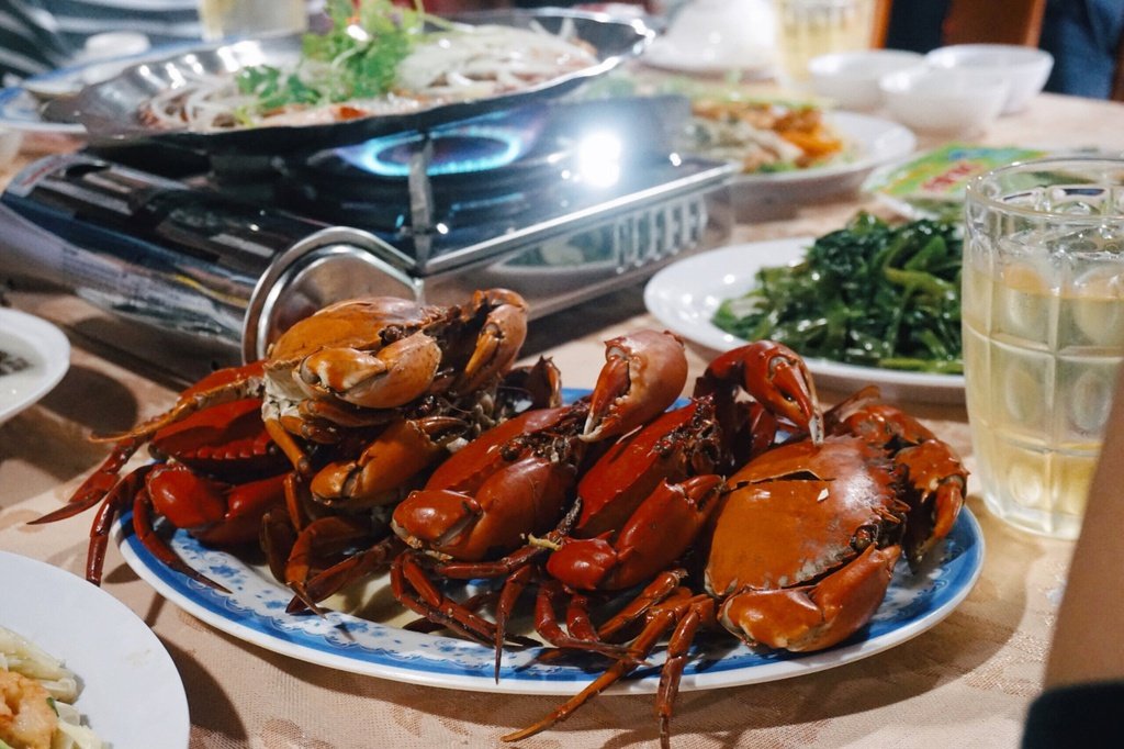 Du Khách Đến Vùng Đất Cực Nam Còn Được Thưởng Thức Những Đặc Sản Nổi Tiếng Như Cua, Cá Thòi Lòi, Ốc Len Xào Dừa… Các Món Ăn Khá Độc Đáo, Chế Biến Đậm Đà Và Được Nhiều Người Đánh Giá Cao. Bạn Có Thể Đi Bộ Hoặc Ngồi Xe Điện Tham Quan Với Giá 10.000 Đồng/Lượt. Ảnh: Ly Nguyen. Du Khách Đến Vùng Đất Cực Nam Còn Được Thưởng Thức Những Đặc Sản Nổi Tiếng Như Cua, Cá Thòi Lòi, Ốc Len Xào Dừa… Các Món Ăn Khá Độc Đáo, Chế Biến Đậm Đà Và Được Nhiều Người Đánh Giá Cao. Bạn Có Thể Đi Bộ Hoặc Ngồi Xe Điện Tham Quan Với Giá 10.000 Đồng/Lượt. Ảnh: Ly Nguyen.