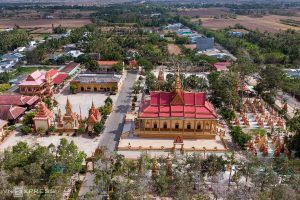 Nằm cách trung tâm TP Bạc Liêu khoảng 7 km và cách bờ biển khoảng 2 km, chùa Xiêm Cán mang đậm một dấu ấn kiến trúc Khmer.  Chùa được khởi công xây dựng năm 1887 với diện tích hơn 4.500 m2. Đây là một tổng thể kiến trúc gồm nhiều hạng mục như: tường thành bao quanh, cổng tam quan, chính điện, sala, tháp chuông, nơi nghỉ ngơi của các sư, giảng đường, cột trụ biểu, khu mộ tháp. Tất cả đều quay về hướng Đông. Đây là quan niệm của người Khmer khi cho rằng đường tu hành để đạt thành chánh quả của đức Phật đi từ Tây sang Đông.